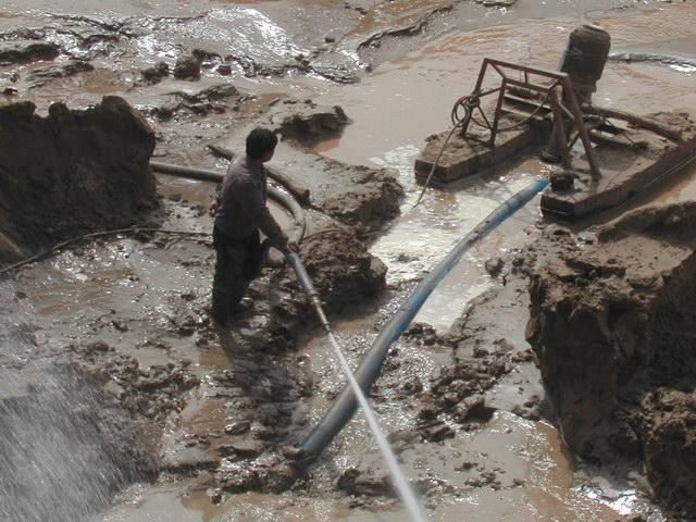 河南某工礦廠(chǎng)立式抽砂泵現(xiàn)場(chǎng)操作